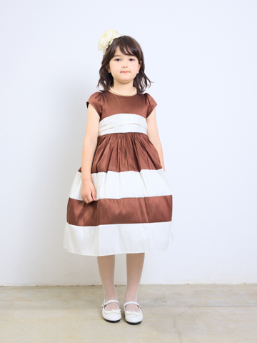 ブラウン×ホワイトの組み合わせがまるでチョコレートパフェ。パニエをお召しいただきますと、スカートがふんわりしてより一層、可愛らしさが増します。