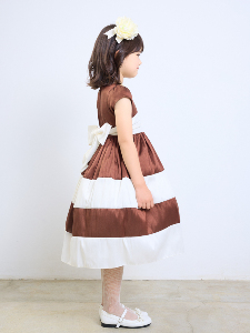 ブラウン×ホワイトの組み合わせがまるでチョコレートパフェ。パニエをお召しいただきますと、スカートがふんわりしてより一層、可愛らしさが増します。パニエを入れて撮影しております。