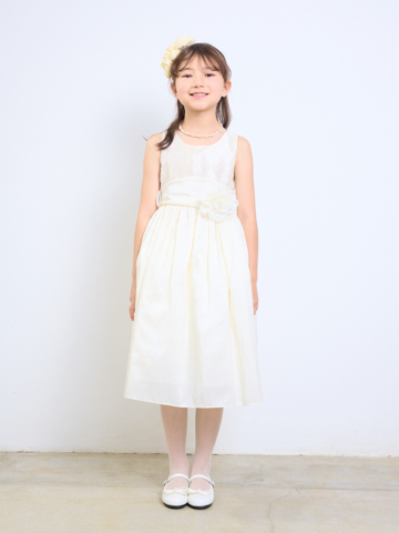 どんなシーンでも品よく溶け込める優しい雰囲気のドレスです。パニエでふんわり着ていただくと優美で可愛らしい印象に着こなしていただけます。