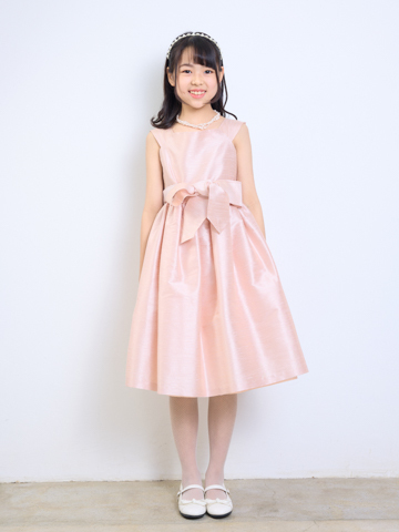 シンプルなデザインのドレスですがとても上品な色合いでウエストの大きなリボンが華やかさを演出してくれます。どんなシーンでも大活躍な人気のドレスです。