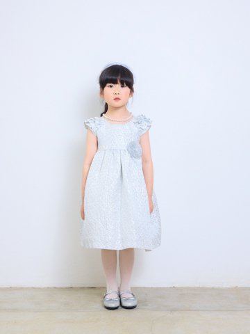 明るめのシルバードッド柄に、お袖のフリルやウエストのお花がとてもキュート。チュールを使用していないので、活発なお嬢様にもお薦めです。