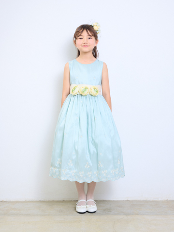 ブルーグリーンのすがすがしいお色で、スカート裾部分の刺繍が美しい人気のドレスです。