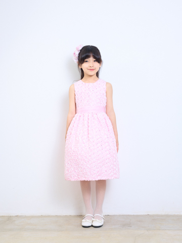 ピンクが大好きな女の子にとても人気のドレス。シンプルなデザインですが全体に散りばめられた小花がキュートです