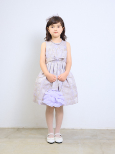 上品な薄紫の子供レンタルドレスです。