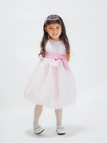 可愛らしいピンクの子供レンタルドレスです。