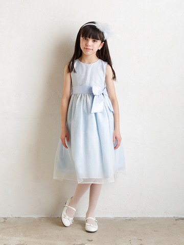 シルバーラメと明るい水色のドレスが透明感のある上品な雰囲気を演出してくれます。幅広いシーンでご活用いただけます。お母さま・お子様に大人気のインポートドレスです。