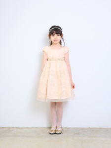 淡いオレンジの可愛い女の子の子供レンタルドレス