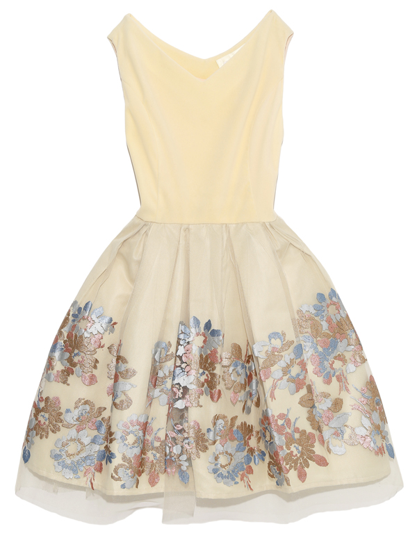 パニエを入れて撮影しております。