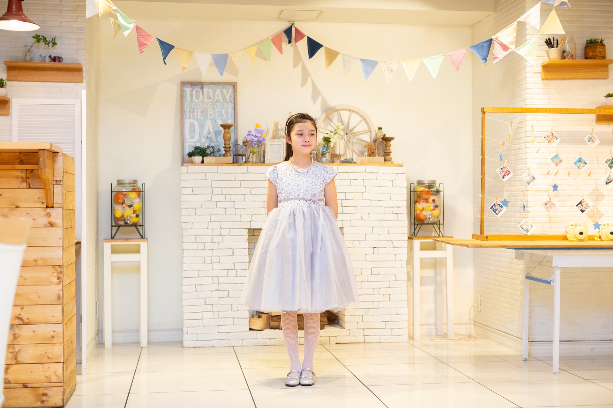 スカート部分のチュールがたっぷりあしらわれたボリュームのあるドレスです。フレンチスリーブが季節をとわないデザインで、上身頃部分にはラメ入り糸の刺繍であしらわれたドット柄が華やかな印象。ウエスト部分には、前にベルベット生地のリボン。後ろはチュール部分と同じ生地のリボンでとてもキュート。シルバーの色合いがとても上品なドレスです。