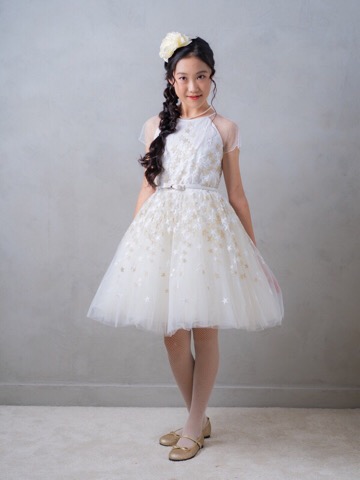 ドレス全体にあしらわれたホワイト＆ゴールドの星がとても華やか。スカート部分はチュールがふんだんにあしらわれ、セットのカチューシャとネックレスにはパールを使用しワンランク上のドレススタイルを演出。ウエスト部分にはリボン付きベルトでスタイリッシュ。主役級のインポートドレスです。憧れのイタリア・キッズブランドMONAlISA(モナリザ）のドレスです。
