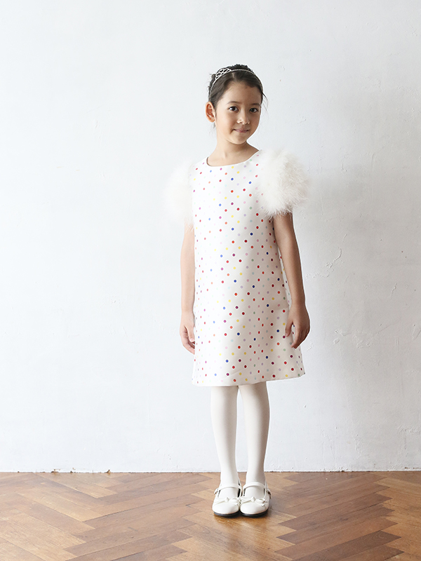 デザインの可愛い女の子の子供レンタルドレスです。