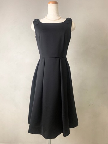 シンプルスタイルのドレスですが色に深みがありとても上品に着こなしていただけます。共布でできた肩のリボンがワンポイントとなり可愛らしさをプラス。お膝が少しかくれるくらいの上品な丈で結婚式や発表会、写真撮影など活躍の幅の多いドレスです。