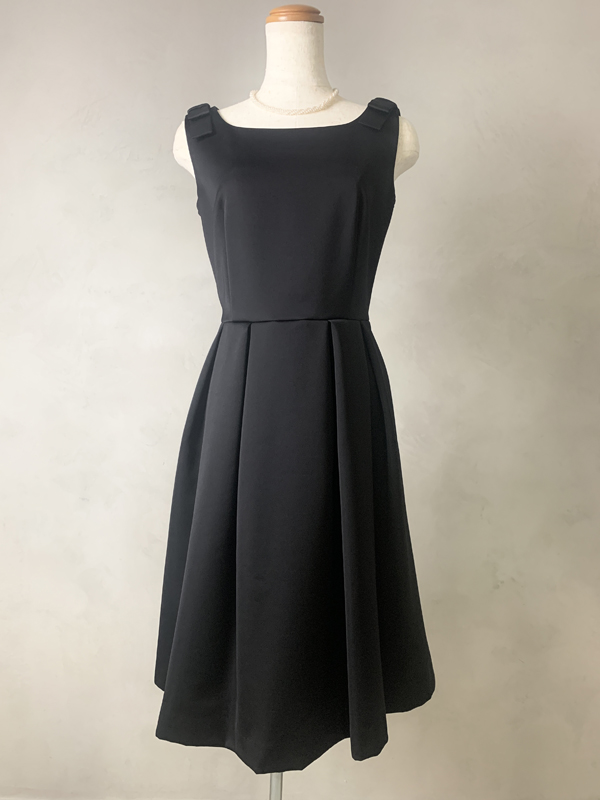 シンプルスタイルのドレスですが色に深みがありとても上品に着こなしていただけます。共布でできた肩のリボンがワンポイントとなり可愛らしさをプラス。お膝が少しかくれるくらいの上品な丈で結婚式や発表会、写真撮影など活躍の幅の多いドレスです。こちらの商品は、お色違いでレッド、サーモンピンクもお取り扱いしております。