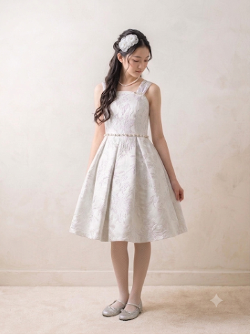 張りのある生地のドレスにはシルバーの刺繍がほどこされとても品よく華やかなドレスです。パールとラインストーンがキラキラとアクセントになりスタイルアップ。舞台映えのする一枚です。