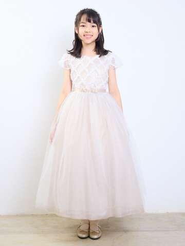 色合いがとても上品でチュールがたっぷりのボリュームのあるドレスです。レース部分の袖や上身頃が華やかさをアップ。ウエスト部分は同色でリボンがアクセントに。丈も少し長めなのでとても華やかでピアノやバイオリンの発表会にも。