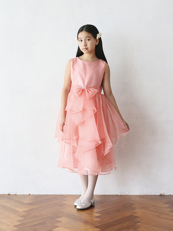 淡いピンクにドレスにゴールドの刺繍、袖部分のフワフワのチュールがとても華やか。生地には張りがありウエストラインにはキラキラのストーンとパールの装飾でスタイルアップ。とても華やかなドレスです。