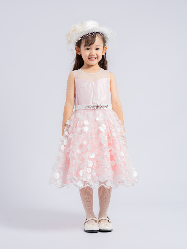 淡いピンクが可愛らしい女の子の子供レンタルドレスです。