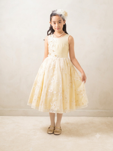 クリームイエローが上品な女の子の子供レンタルドレスです。