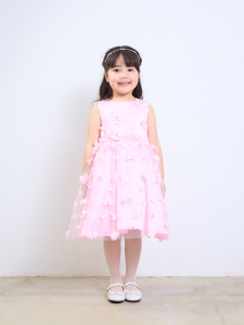 淡いピンクが可愛らしい女の子の子供レンタルドレスです。