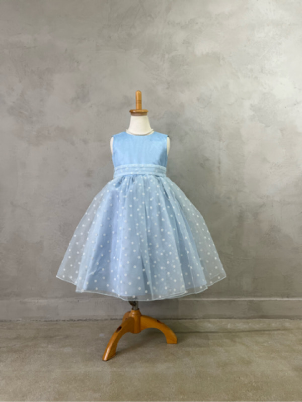 人気のブルーカラードレスは、スカートチュールにフロッキーフラワーがあしらわれてます。ウエストのいリボンの幅が広く結ぶと大きく、バックスタイルも可愛いデザインです。