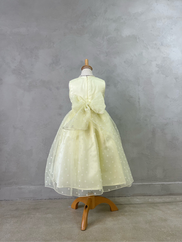 大きなリボンでバックスタイルもかわいいデザイン