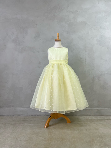 パステルイエローが華やかな印象、スカートチュールにフロッキーフラワーがあしらわれてます。ウエストのいリボンの幅が広く結ぶと大きく、バックスタイルも可愛いデザインです。