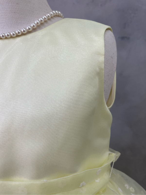 ドレス全体にあしらわれたシルバーラメがダイヤモンドの輝きのようなドレスです。幅広いシーンでご活用いただけます。