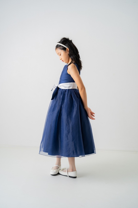 清楚さが際立つネイビーの子供ドレスレンタル｜ガーデンパーティ