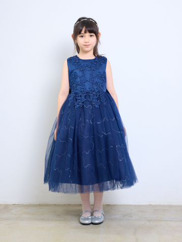 少しロング丈の淡いピンクが素敵な女の子の子供レンタルスーツです。