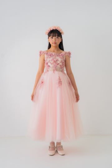 大人っぽいピンクが上品でチュールたっぷりのドレスです。レース使いの上身頃が華やかさでオフショルダーがデコルテラインを美しく見せてくれます。ドレス丈も長めなので華やかでピアノやバイオリン発表会・コンクールにも人気です。