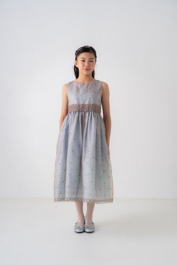 ブルーベースに薄いブラウンのオーガンジーに小花の刺繡のモチーフが可愛いデザインのドレスです。ピアノ発表会・結婚式参列お衣装で人気です。