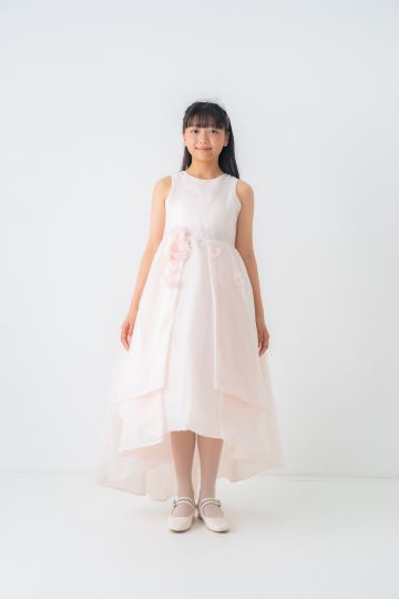 淡いピンクの生地にラメが散りばめられた上品なドレスです。ウエスト部分のフラワーモチーフがアクセントになりとてもキュート。スカート部分の前が短く後ろ丈が長いフィッシュテールドレス。デザイン性がありとてもお洒落なドレスです。