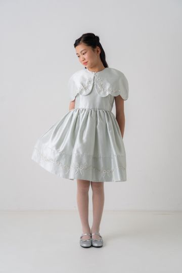爽やかなミントブルーのミニ丈ドレス。丸襟がとても可愛らしく、胸元と裾の詩集がとても上品なデザインです。おそろいのケープにもドレスと同じ刺繡がほどこされており、オールシーズンご利用できるドレスです。
