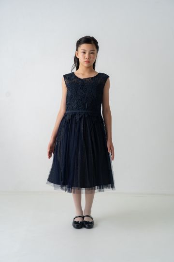 卒業式・お食事会・ピアノ発表会・結婚式参列など幅広くお召し頂けます。 スカートチュール下の生地がゴールドラメを使用してるため、程よく華やかな印象となります。
