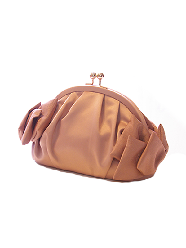 サイドにあるリボンモチーフがとても可愛いパーティーバッグです。シンプルながらもリボンがポイントとなりドレススタイルに華を添えてくれるバッグです。