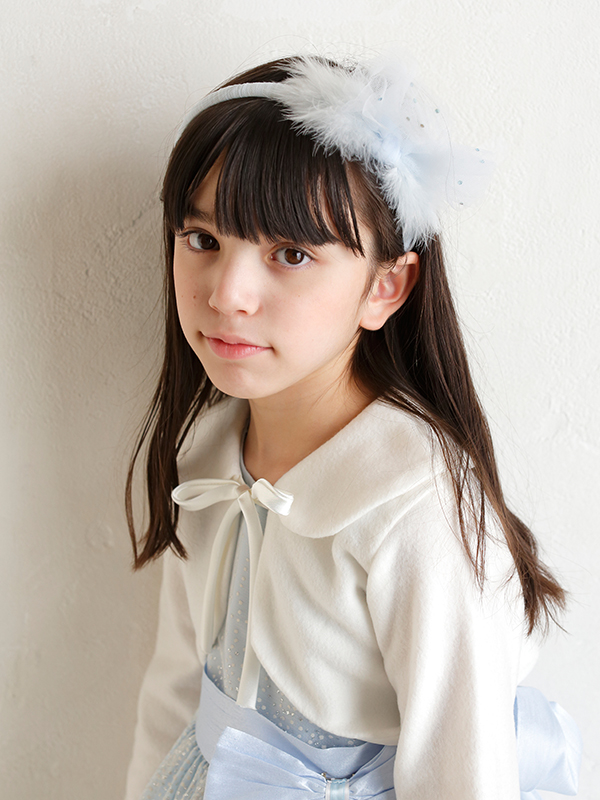 秋冬にぴったりな長袖ボレロです。暖かみのあるフリース風素材で防寒対策にもなります。結婚式や発表会はもちろんのことクリスマスパーティーやドレスで迎える七五三のお祝いにも最適です。（モデル134㎝　着用125㎝）