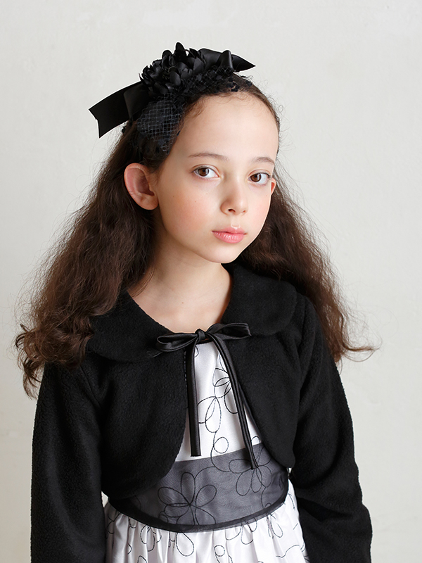 秋冬にぴったりな長袖ボレロです。暖かみのあるフリース風素材で防寒対策にもなります。結婚式や発表会はもちろんのことクリスマスパーティーやドレスで迎える七五三のお祝いにも最適です。（モデル134　着用125㎝）