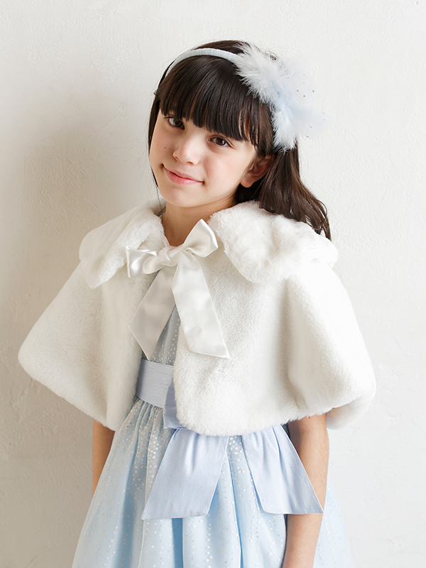 もこもこした素材がとても暖かく可愛らしいケープです。気軽に羽織れ、防寒対策にもなりどんなドレスにもお似合いの一枚です。（モデル134㎝）