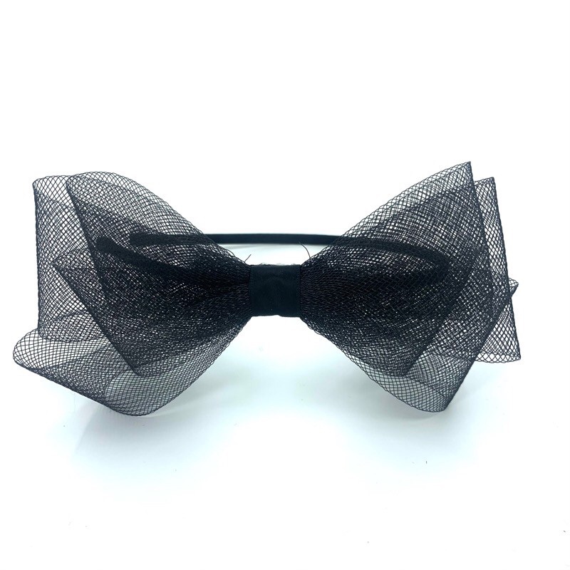 張りのあるチュール立体リボンがフォーマル感アップのカチューシャです。