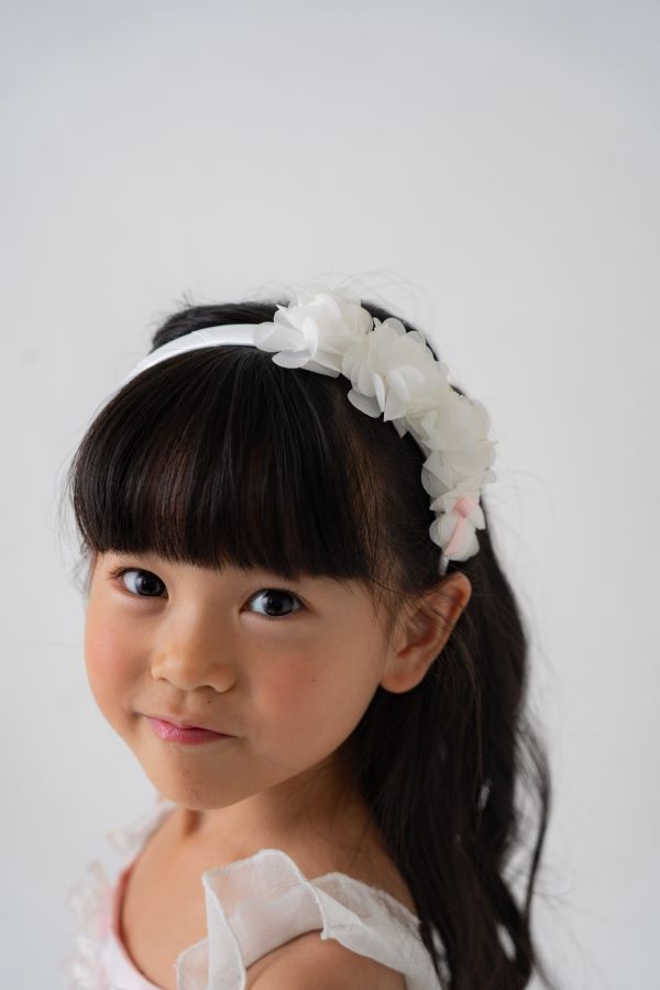 フラワーとグリーンがさ爽やかなフラワーカチューシャ、華やかさをプラス・・・どんなドレスにもコーディネートしやすいカチューシャです