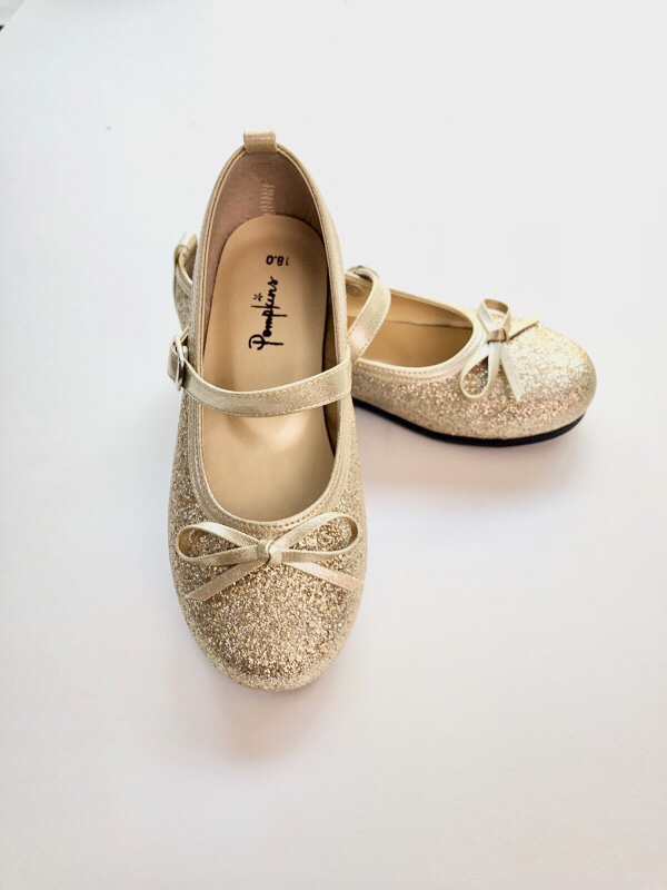 きらきらグリッターが華やかなストラップ付きフラットシューズです。
